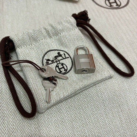 【Nuevo a estrenar】 Hermes Picotin Eclat PM, bolso, sello W (2024), Jaune Milton/Vert Vertigo, piel Taurillon Clemence, nuevo a estrenar.