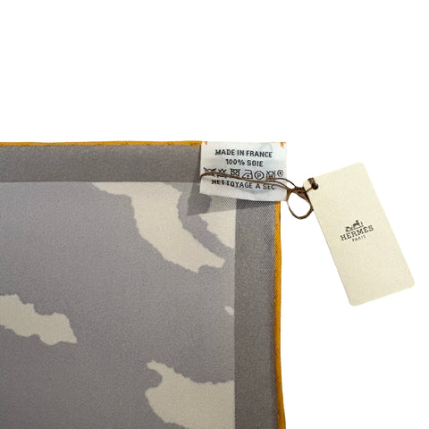 【新品未使用】 Hermes エルメス  カレ 90 《エルメス・パラード》 2024秋冬コレクション スカーフ 小物 白 / ブルー / ピンク シルク100% 新品未使用