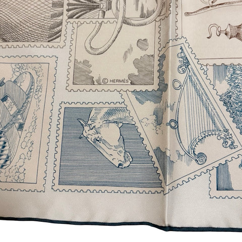 【新品未使用】 Hermes エルメス カレ 90 《フォーブルの切手愛好家》 小物 ローズ・パール / グレー / 白 シルク100% 新品未使用