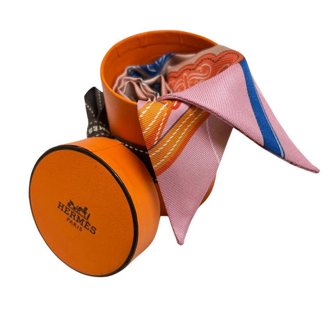 【Nuevo sin usar】Hermes Twilly "Brides de Gala Appliqué Piqué" H063940S15 100% Seda para Mujer, Regalo