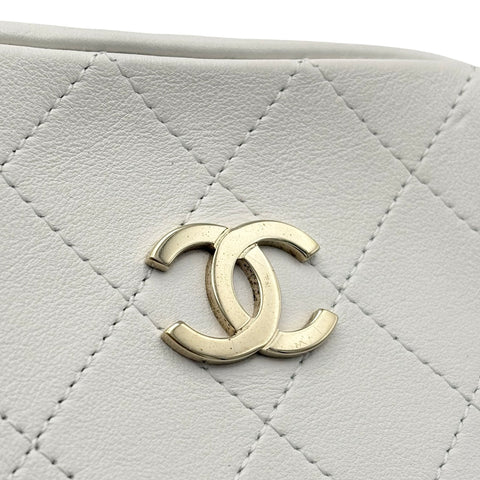 【中古】 CHANEL シャネル ハンドルバッグ  ホワイト ラムスキン 30番台(2020-2021年) ブランドバッグ ショルダーバッグ  中古品 レディース